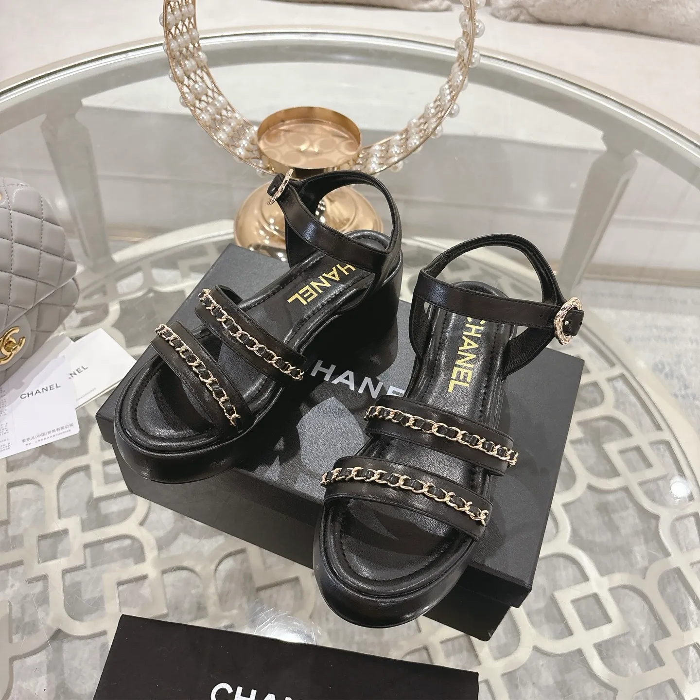 👟👟Ex-factory price 560👟👟Chanel Xiaoxiang 2025ss spring and summer latest catwalk fashion chain decoration top quality! Accurate to 1:1, light luxury without tiring the feet, the upper foot can be matched with spring and summer clothes at will, highlighting texture and taste, simple yet luxurious appearance, even if it is just a pair of sandals, it is definitely a must-have pair in the summer shoe cabinet. Upper: imported lambskin. Lining: imported sheepskin lining. Outsole: original customized outsole. Size: 35-40 (40.41.42 custom-made, non-returnable)